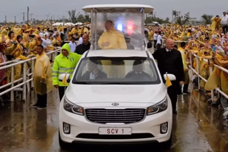Trong chuyến công du Hàn Quốc năm 2014, Tổng thống Park Geun-hye đã tiếp đón Giáo hoàng bằng mẫu crossover Kia Soul. Trong hành trình thăm viếng tại đây, ông còn sử dụng một chiếc Kia Sedona phiên bản đặc biệt, được chỉnh sửa phần thân xe nhằm tăng khả năng quan sát và giao tiếp với giáo dân.