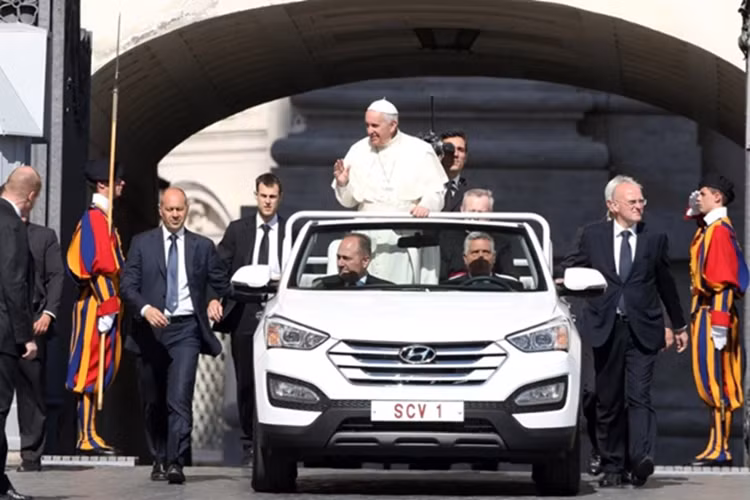 Những chiếc xe ôtô của Giáo hoàng Francis thường được gọi là Popemobile, không chỉ phục vụ cho nhiệm vụ di chuyển, mà còn phản ánh phần nào triết lý sống và sự kết nối của Giáo hoàng với cộng đồng.