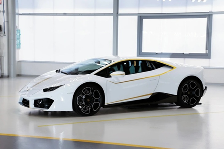 Không chỉ dừng lại ở những mẫu xe phổ thông, Giáo hoàng Francis còn từng được Lamborghini trao tặng một chiếc Huracan RWD Coupe hàng thửa vào năm 2018. Mẫu xe mang màu sơn trắng Bianco Monocerus với các đường chỉ vàng Giallo Tiberino đã được bán đấu giá nhằm mục đích từ thiện, thu về 809.375 euro (23,8 tỷ VNĐ).