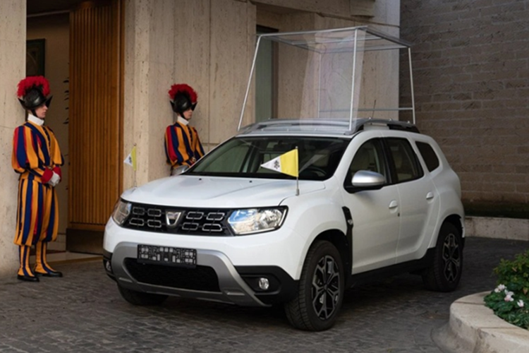 Năm 2019, trong chuyến thăm Romania, Giáo hoàng được đón tiếp bằng mẫu Dacia Duster – chiếc SUV do chính hãng xe địa phương (thuộc tập đoàn Renault) sản xuất và lắp ráp.