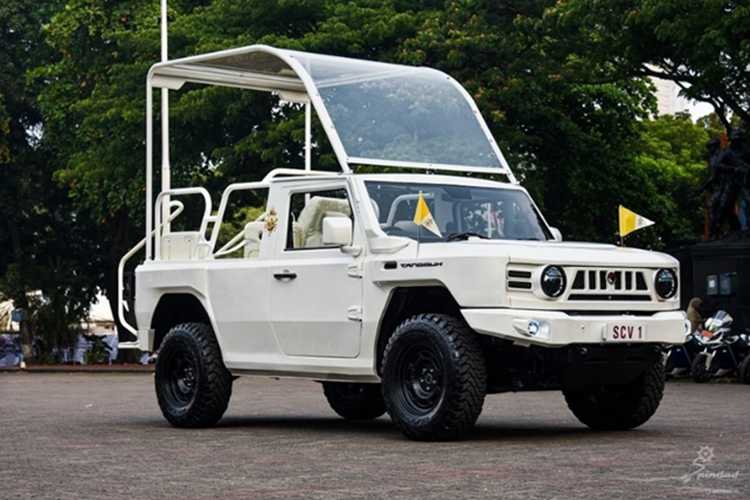 Một trong những điểm nhấn về phương tiện của Giáo hoàng Francis là sự lựa chọn táo bạo tại Indonesia năm 2024, khi ông sử dụng mẫu SUV quân sự Pindad Maung MV3 Tangguh. “Maung” trong tiếng Sunda có nghĩa là “con hổ”, mang hàm ý mạnh mẽ và uy nghi.