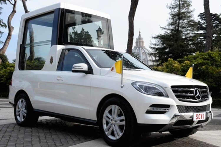 Ngay sau khi nhậm chức vào năm 2013, Giáo hoàng Francis sử dụng Mercedes-Benz M-Class, vốn từng được sử dụng bởi người tiền nhiệm Benedict XVI vào năm 2012. Đây là một trong những mẫu xe đầu tiên phục vụ Giáo hoàng Francis trong các sự kiện chính thức.