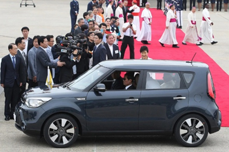 Qua mỗi hành trình, những chiếc Popemobile không chỉ đơn thuần là phương tiện phục vụ Giáo hoàng Francis, mà còn trở thành biểu tượng của sự kết nối, gần gũi và thông điệp sống giản dị mà ông luôn truyền tải.