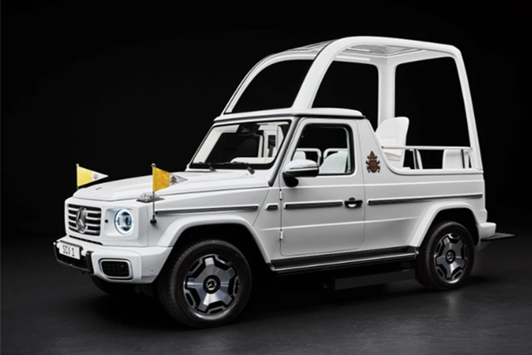 Vào tháng 12/2024, Mercedes-Benz giới thiệu mẫu G580 phiên bản điện hóa với thiết kế độc nhất dành riêng cho Giáo hoàng Francis. Xe được sơn màu Classic Pearl White, kết hợp nhiều công nghệ tối tân. Tuy nhiên, Giáo hoàng đã không kịp sử dụng mẫu xe này trước khi qua đời vào năm 2025.