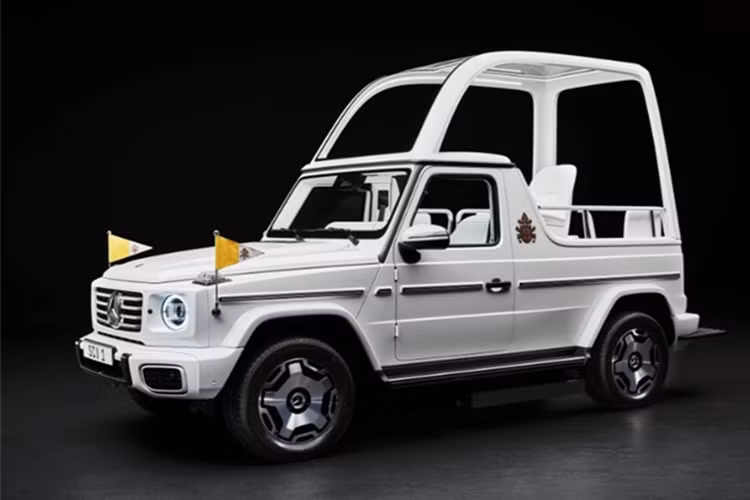Vào tháng 12/2024, Mercedes-Benz giới thiệu mẫu G580 phiên bản điện hóa với thiết kế độc nhất dành riêng cho Giáo hoàng Francis. Xe được sơn màu Classic Pearl White, kết hợp nhiều công nghệ tối tân. Tuy nhiên, Giáo hoàng đã không kịp sử dụng mẫu xe này trước khi qua đời vào năm 2025.