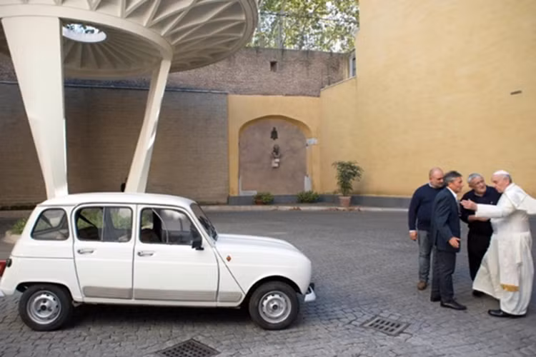 Cùng năm, Linh mục Renzo Zocca đã trao tặng Giáo hoàng chiếc Renault 4 đời 1984. Chiếc xe cổ này từng là phương tiện di chuyển hằng ngày của vị linh mục người Ý, đã được Giáo hoàng Francis sử dụng để di chuyển trong nội ô Vatican.