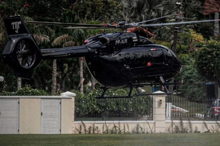 Máy bay Airbus H-145 là mẫu trực thăng hạng nhẹ, có kích thước chiều dài x rộng x cao là 11,69 x 2,4 x 4 (m), trọng lượng khoảng 2.449 kg và tải trọng tối đa 3.700 kg. Trực thăng này có thể đạt tốc độ lên tới hơn 240 km/h.