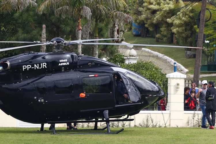 Chiếc trực thăng của Neymar có màu đen và mang phong cách Người dơi, vốn là nhân vật siêu anh hùng mà anh rất thích khi còn nhỏ. Trên thân và đuôi máy bay có các dòng chữ NJR - viết tắt của Neymar Junior.