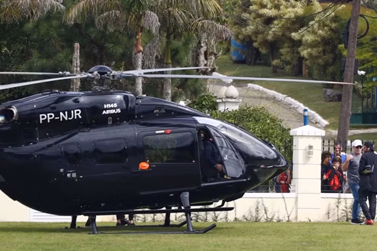 Chiếc trực thăng của Neymar có màu đen và mang phong cách Người dơi, vốn là nhân vật siêu anh hùng mà anh rất thích khi còn nhỏ. Trên thân và đuôi máy bay có các dòng chữ NJR - viết tắt của Neymar Junior.