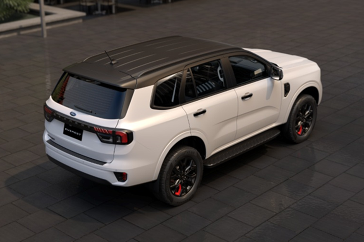 Những thay đổi này không chỉ tăng tính thẩm mỹ mà còn hướng đến nhóm khách hàng trẻ yêu thích phong cách SUV đô thị pha chất off-road nhẹ nhàng. Everest Sport SE vẫn được trang bị động cơ diesel 2.0L tăng áp đơn, cho công suất 170 mã lực và mô-men xoắn cực đại 405 Nm. Xe đi kèm hộp số tự động 6 cấp và hệ dẫn động cầu sau (4x2).