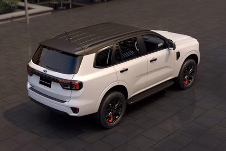 Những thay đổi này không chỉ tăng tính thẩm mỹ mà còn hướng đến nhóm khách hàng trẻ yêu thích phong cách SUV đô thị pha chất off-road nhẹ nhàng. Everest Sport SE vẫn được trang bị động cơ diesel 2.0L tăng áp đơn, cho công suất 170 mã lực và mô-men xoắn cực đại 405 Nm. Xe đi kèm hộp số tự động 6 cấp và hệ dẫn động cầu sau (4x2).