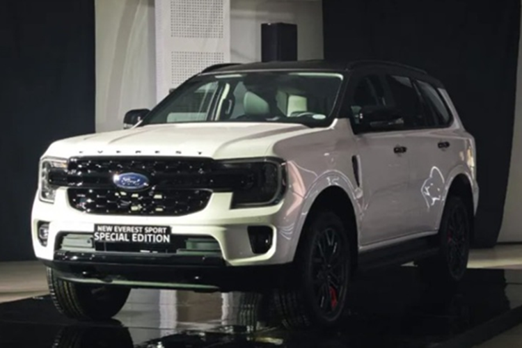 Theo đó, phiên bản Ford Everest Sport SE 2025 mới vẫn duy trì nền tảng kỹ thuật và danh sách trang bị của bản Sport tiêu chuẩn. Điểm mới chủ yếu đến từ thiết kế ngoại thất mang đậm phong cách thể thao hơn. Xe được sơn nóc màu đen tương phản, kết hợp với cánh gió cùng màu, tạo hiệu ứng thị giác mạnh mẽ.