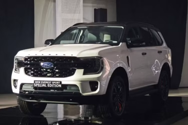 Theo đó, phiên bản Ford Everest Sport SE 2025 mới vẫn duy trì nền tảng kỹ thuật và danh sách trang bị của bản Sport tiêu chuẩn. Điểm mới chủ yếu đến từ thiết kế ngoại thất mang đậm phong cách thể thao hơn. Xe được sơn nóc màu đen tương phản, kết hợp với cánh gió cùng màu, tạo hiệu ứng thị giác mạnh mẽ.