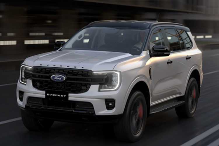 Dòng chữ “Everest” cỡ lớn xuất hiện nổi bật trên nắp capo, giúp tăng độ nhận diện thương hiệu và nét cá tính. Một trong những chi tiết đáng chú ý nhất là bộ mâm hợp kim 20 inch sơn đen, đi kèm các chi tiết viền đỏ nổi bật, thiết kế này gợi nhớ đến mẫu Ranger Stormtrak từng ra mắt tại Thái Lan năm 2023.