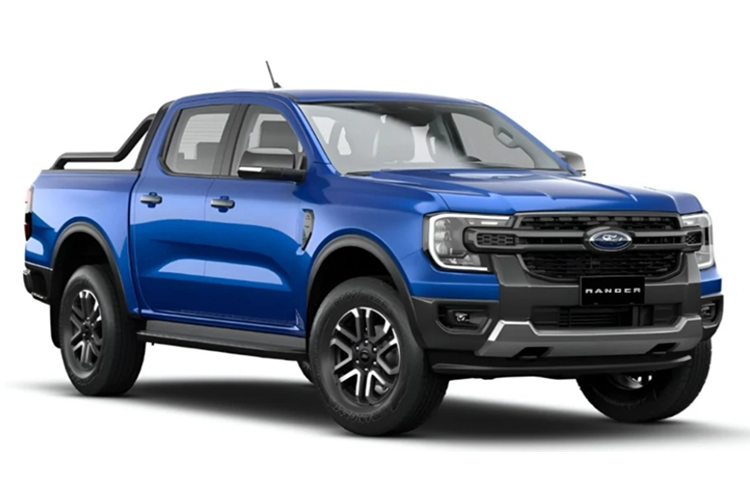 Tương tự Everest, mẫu Ford Ranger Sport SE 2025 mới cũng được Ford tinh chỉnh nhẹ về ngoại hình để tạo sức hút mới. Xe có lưới tản nhiệt màu đen, thanh thể thao phía sau giúp cố định hàng hóa, cùng bộ mâm 18 inch màu đen nhám tạo nên tổng thể khỏe khoắn, phù hợp với phong cách của một mẫu bán tải hướng đến người dùng cá tính.