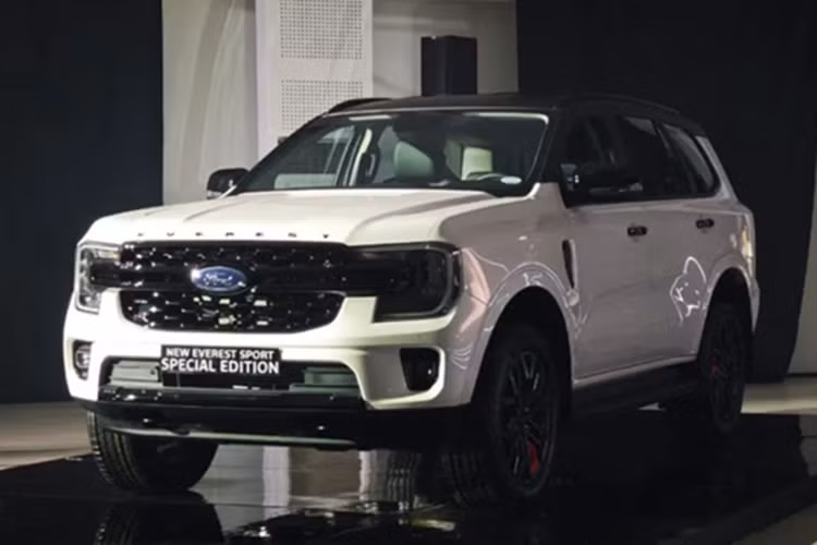 Mẫu xe này sử dụng chung động cơ diesel 2.0L tăng áp đơn như Everest, nhưng có lợi thế hơn khi được cung cấp cả hai tùy chọn dẫn động: cầu sau (4x2) và 2 cầu (4x4), phù hợp với nhiều nhu cầu sử dụng từ đô thị đến địa hình phức tạp.