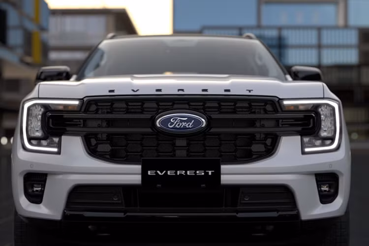 Tại Philippines, Ford Everest Sport SE 4x2 AT (2025) có giá bán là 2.194.000 PHP (khoảng 1,02 tỷ đồng); Ford Ranger Sport SE 4x2 AT (2025) có giá 1.529.000 PHP (khoảng 715 triệu đồng) và Ford Ranger Sport SE 4x4 AT (2025) có giá 1.649.000 PHP (khoảng 770 triệu đồng).