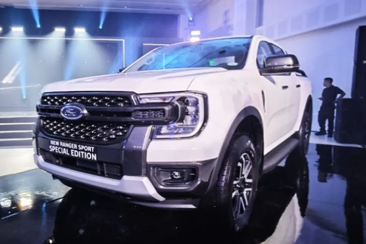 Ngoài ra, khoang cabin của Ranger Sport SE còn được bổ sung một chi tiết nhỏ nhưng thiết thực đó là khay đựng cốc có thể gập gọn, giúp cải thiện trải nghiệm sử dụng hàng ngày.