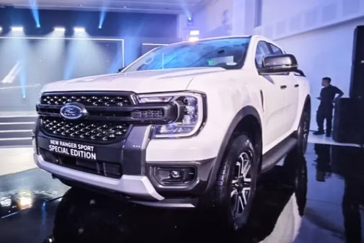 Ngoài ra, khoang cabin của Ranger Sport SE còn được bổ sung một chi tiết nhỏ nhưng thiết thực đó là khay đựng cốc có thể gập gọn, giúp cải thiện trải nghiệm sử dụng hàng ngày.