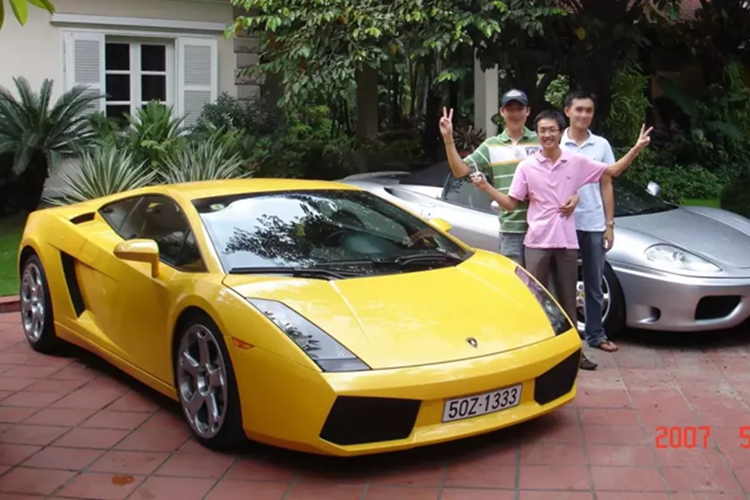 Chủ nhân của chiếc xe Lamborghini Gallardo này đương nhiên nhanh chóng trở thành đề tài bàn tán sôi nổi nhất trên các diễn đàn xe, và đến nay, 18 năm trôi qua, anh vẫn có thú vui đam mê siêu xe, nhưng mới lần đầu nói về chiếc Lamborghini Gallardo này, đó chính là ông Nguyễn Quốc Cường, hay còn gọi Cường Đô la.