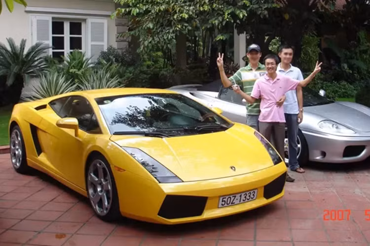 Chủ nhân của chiếc xe Lamborghini Gallardo này đương nhiên nhanh chóng trở thành đề tài bàn tán sôi nổi nhất trên các diễn đàn xe, và đến nay, 18 năm trôi qua, anh vẫn có thú vui đam mê siêu xe, nhưng mới lần đầu nói về chiếc Lamborghini Gallardo này, đó chính là ông Nguyễn Quốc Cường, hay còn gọi Cường Đô la.