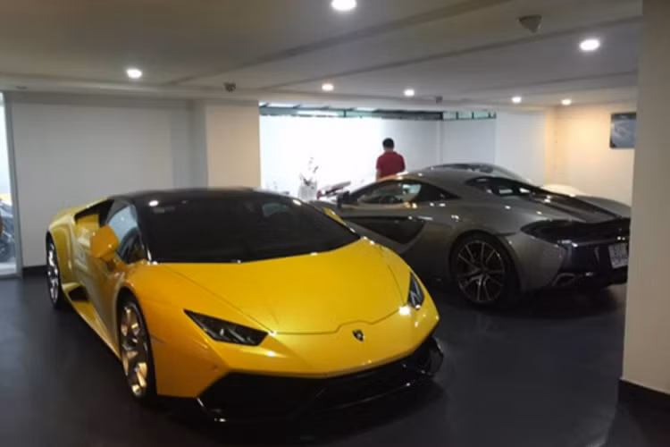 Siêu xe Lamborghini Gallardo được sản xuất từ năm 2004 và được trang bị động cơ V10, dung tích 5.0 lít, sản sinh công suất tối đa 493 mã lực và mô-men xoắn cực đại 510 Nm. "Siêu bò" Lamborghini Gallardo có khả năng tăng tốc từ vị trí xuất phát lên 100 km/h trong 4 giây trước khi đạt tốc độ tối đa 309 km/h.