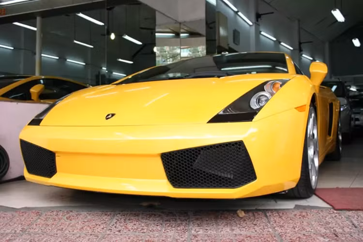 Vào năm 2007, hình ảnh 1 chiếc siêu xe Lamborghini Gallardo về Việt Nam mang màu sơn vàng xuất hiện tại kho cảng ở Hải Phòng đã khiến truyền thông trong nước, cũng như giới chơi xe sững sờ. Không ai dám nghĩ tại Việt Nam sẽ có 1 siêu xe của Lamborghini.