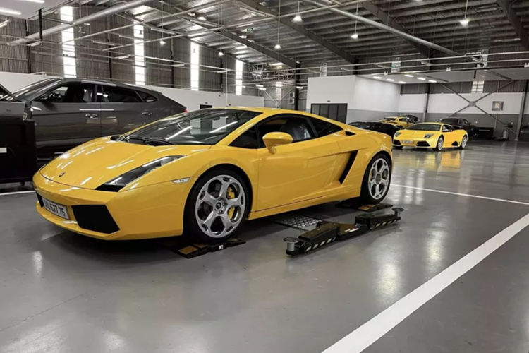 Doanh nhân đến từ phố núi đã gây bất ngờ cho cộng đồng mạng khi lần đầu chia sẻ về chiếc siêu xe đầu đời của mình là mẫu xe Lamborghini Gallardo được nhập về Việt Nam vào năm 2007. Theo đó, Cường Đô la mua Lamborghini Gallardo bằng tiền tự kiếm được sau khi kinh doanh qua nhiều ngành nghề khác nhau.