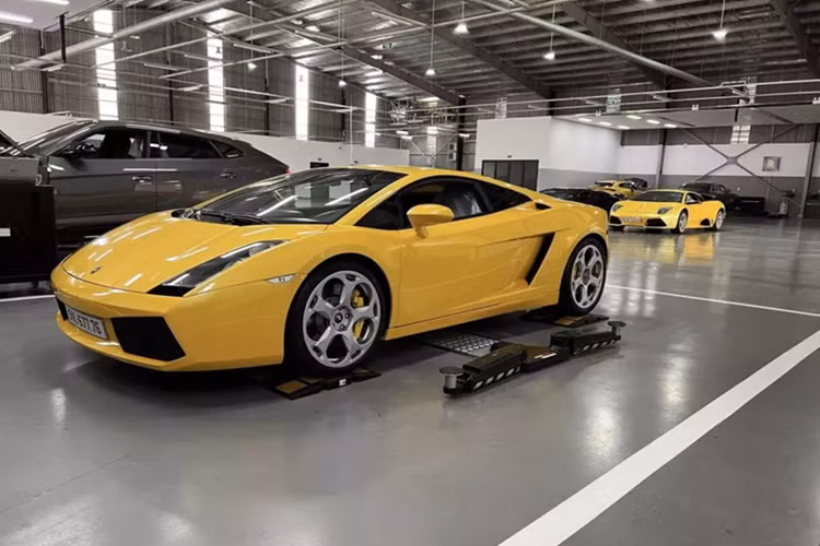 Doanh nhân đến từ phố núi đã gây bất ngờ cho cộng đồng mạng khi lần đầu chia sẻ về chiếc siêu xe đầu đời của mình là mẫu xe Lamborghini Gallardo được nhập về Việt Nam vào năm 2007. Theo đó, Cường Đô la mua Lamborghini Gallardo bằng tiền tự kiếm được sau khi kinh doanh qua nhiều ngành nghề khác nhau.