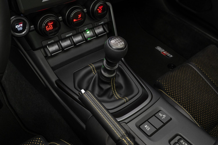 Tất cả các cải tiến này sẽ được giữ nguyên trên mẫu 2026, cùng với Gói Hiệu Suất (Performance Package) có trên phiên bản GR86 và GR86 Premium – tiêu chuẩn trên phiên bản Yuzu – bao gồm phanh Brembo® và giảm xóc SACHS.