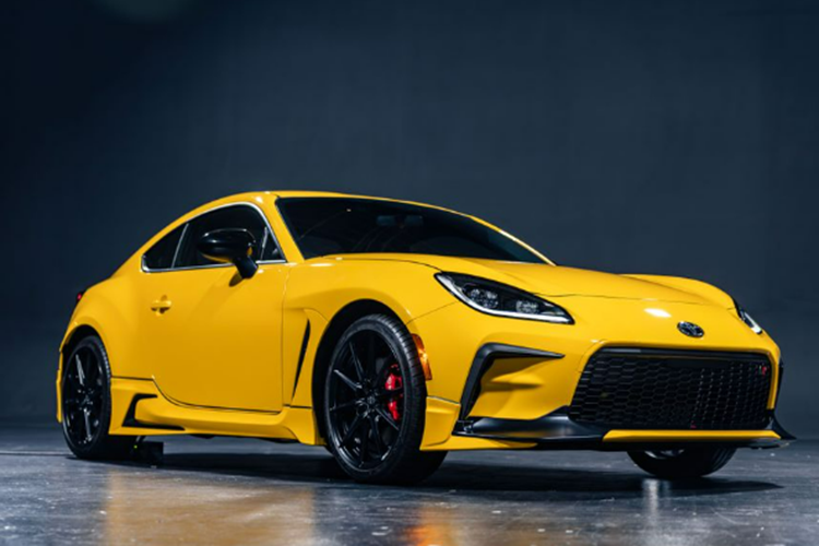 Mui xe, chắn bùn và mái làm bằng nhôm giúp giảm trọng lượng. Những chi tiết như keo kết cấu trong khung gầm và ghế ngồi nhẹ hơn 6 pound ( 2,7 kg) so với thế hệ cũ cũng góp phần giảm cân nặng cho trải nghiệm lái chính xác hơn.