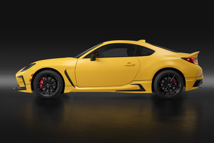 Khách hàng có thể cá nhân hóa chiếc xe của mình bằng cách trang bị thêm phụ kiện như ống xả với đầu ống mạ bạc có logo GR, và bộ body kit dành riêng cho phiên bản Yuzu để thể hiện phong cách riêng. GR86 sẽ có ba phiên bản – GR86, GR86 Premium và GR86 Yuzu Edition.