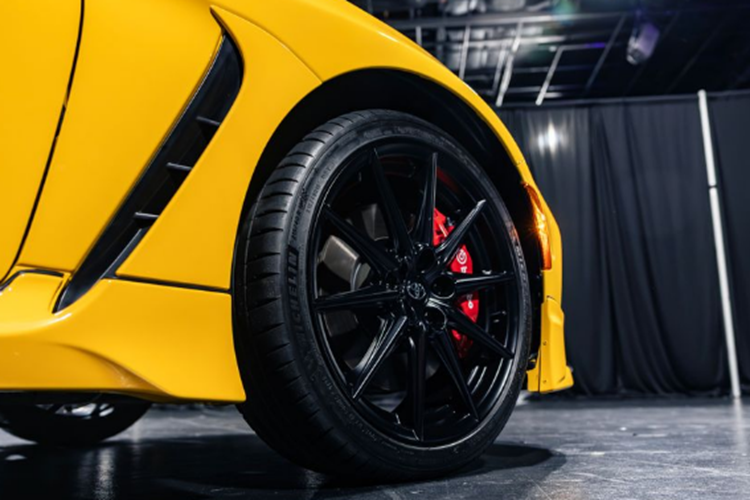 Động cơ hút khí tự nhiên FA-24 2.4L tạo ra công suất 228 mã lực và mô-men xoắn 184 lb-ft, đạt mô-men xoắn tối đa ở vòng tua 3.700 RPM, mang lại khả năng tăng tốc nhạy và mạnh. Tăng tốc từ 0-60 mph chỉ mất 6.1 giây (bản số sàn) và 6.6 giây (bản số tự động). Cả hai phiên bản đều có vi sai hạn chế trượt Torsen® ở cầu sau, giúp bám đường khi vào cua.