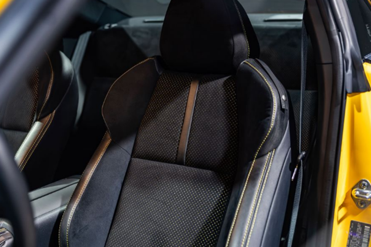 Ngoài ra, hệ thống Toyota Star Safety System™ cũng tiêu chuẩn gồm: kiểm soát ổn định (VSC), kiểm soát lực kéo (TRAC), ABS, phân bổ lực phanh điện tử (EBD), hỗ trợ phanh (BA), công nghệ dừng thông minh (SST), chế độ Track và hỗ trợ khởi hành ngang dốc (HAC). Có bảy túi khí tiêu chuẩn, bao gồm cả túi khí đầu gối người lái.