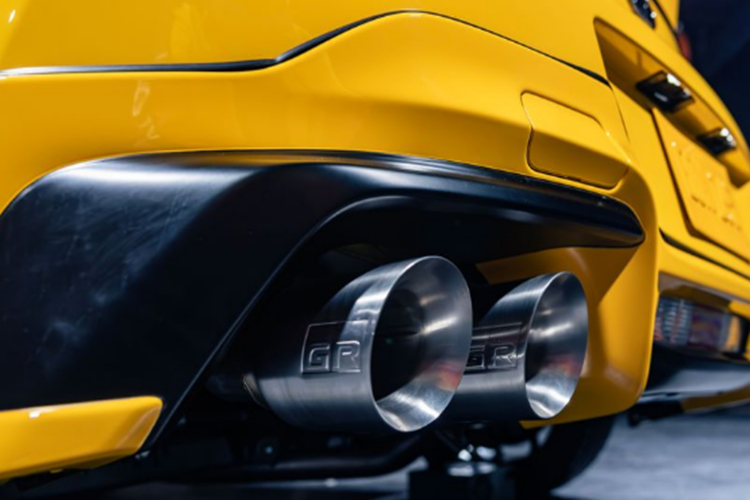 Để đạt được huy hiệu GR, các mẫu xe GR phải vượt qua quá trình kiểm tra đường đua nghiêm ngặt được phê duyệt bởi Akio Toyoda (Morizo) cùng đội ngũ kỹ sư Toyota GAZOO Racing. Toyota GAZOO Racing kết hợp cùng ROOKIE Racing tham gia các giải đua xe như Super Taikyu tại Nhật để lấy dữ liệu thực tế và phát triển công nghệ mới.