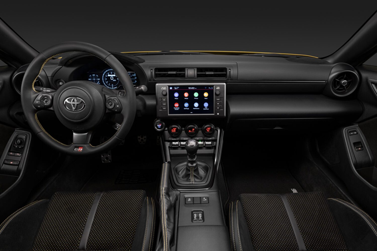 Với kích thước nhỏ gọn và khung gầm phản hồi nhanh, chiếc xe cho cảm giác linh hoạt cả trên những khúc cua chặt lẫn những đoạn đường thẳng, mang lại trải nghiệm lái thú vị đặt niềm vui lên trên sức mạnh thuần túy.