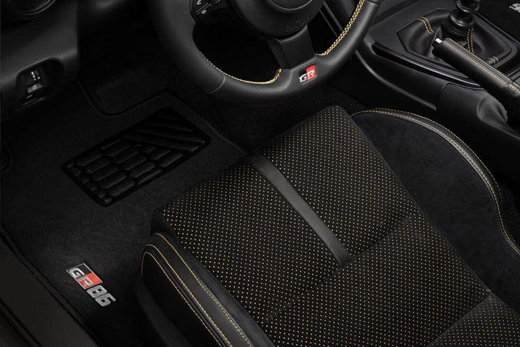 Giảm xóc SACHS khí nitơ áp suất cao và dầu để hấp thụ rung động ở nhiều dải tốc độ, tối đa hóa độ bám đường, và hỗ trợ tay lái vững chắc, đồng thời vẫn đảm bảo cảm nhận từ mặt đường và sự êm ái. Phanh Brembo đỏ với cùm phanh 4 piston trước và 2 piston sau kẹp các đĩa phanh cỡ lớn (trước 12.8 x 1.3 inch, sau 12.4 x 0.79 inch).