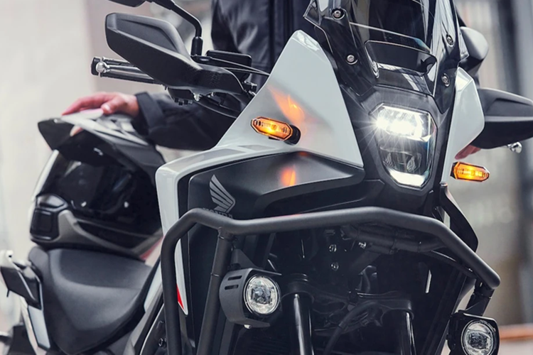 Toàn bộ hệ thống đèn trên xe sử dụng công LED. Xe được trang bị sẵn bảo vệ tay lái, đây được xem là điểm cộng khi đặt cạnh mẫu CB500X.