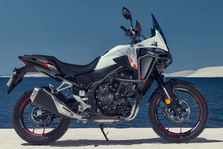 mẫu xe môtô Honda NX400 mới mang thiết kế adventure tương tự CB500X nhưng tổng thể trông gọn gàng hơn. Xe có kích thước tổng thể 2.150 x 830 x 1.390 mm, chiều dài cơ sở 1.435 mm. Khối lượng khô đạt mức 196 kg.