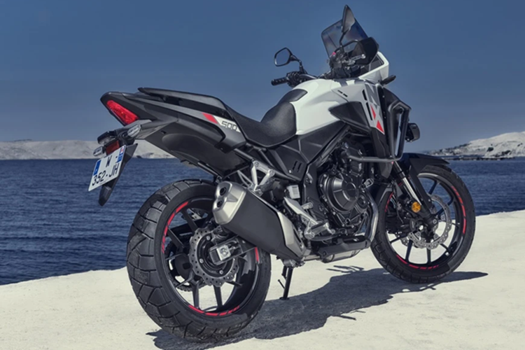 Honda NX400 chỉ có 2 tùy chọn màu sắc là đen Matte Ballistic Black Metallic và trắng Pearl Glare White. Giá xe Honda NX400 tại Nhật Bản từ 891.000 yen, tương đương 5.941 USD (khoảng 141 triệu đồng).