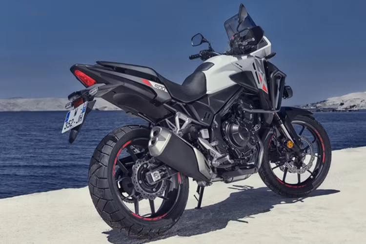 Honda NX400 chỉ có 2 tùy chọn màu sắc là đen Matte Ballistic Black Metallic và trắng Pearl Glare White. Giá xe Honda NX400 tại Nhật Bản từ 891.000 yen, tương đương 5.941 USD (khoảng 141 triệu đồng).