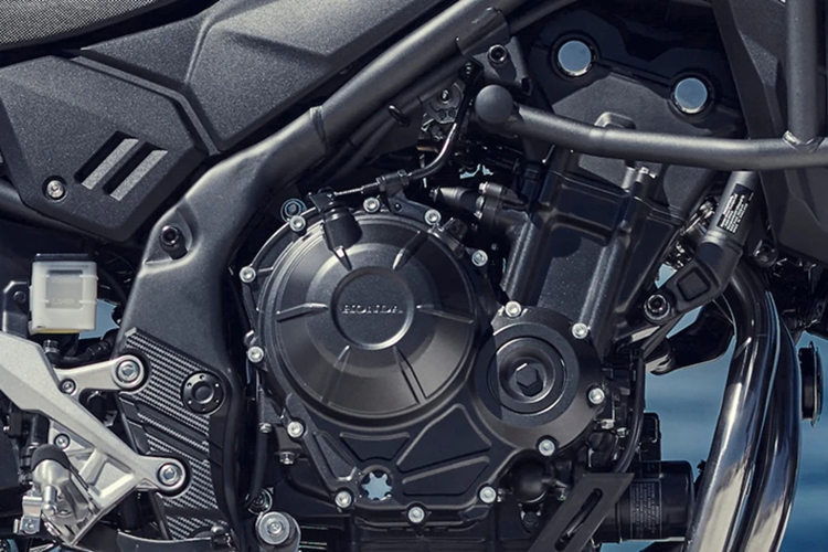 Sức mạnh của xe đến tù động cơ 2 xy-lanh, dung tích 399 cc. Khối động cơ này sản sinh công suất 45,3 mã lực tại 9.000 vòng/phút, mô-men xoắn cực đại 38 Nm tại 7.500 vòng/phút. Xe dùng hộp số 6 cấp đi kèm công nghệ kiểm soát lực kéo HSTC.