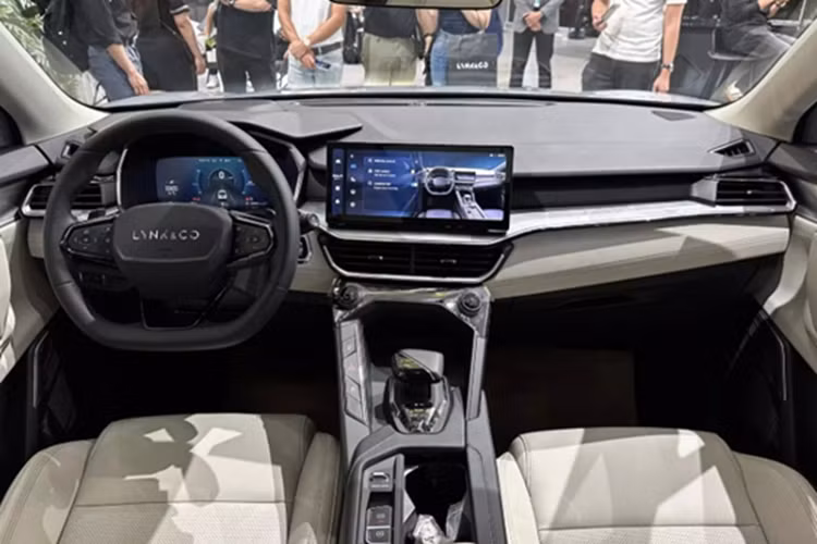 Cung cấp sức mạnh cho Lynk &amp; Co 06 bản tiêu chuẩn là động cơ xăng 1.5L tăng áp, sản sinh công suất 178 mã lực và mô-men xoắn cực đại 290 Nm, đi kèm hộp số tự động 7 cấp ly hợp kép ướt.