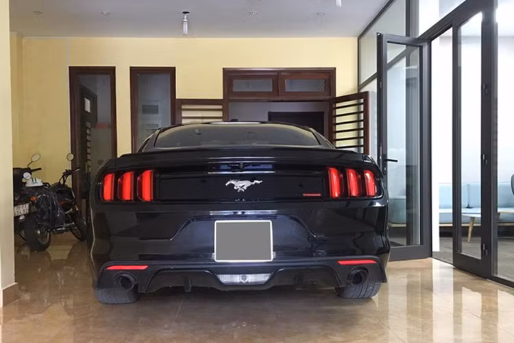 Nằm bên dưới nắp capô của chiếc Ford Mustang đời 2015 này là khối động cơ EcoBoost, dung tích 2.3 lít, 4 xy-lanh, quen thuộc như những chiếc Mustang được nhập về Việt Nam. Đây là động cơ được nhận ưu đãi về thuế tiêu thụ đặc biệt khi xe nhập về nước.