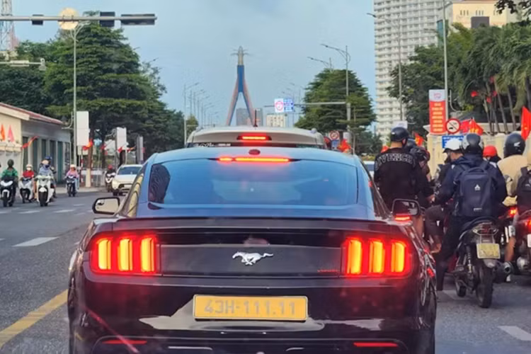 Hiện chưa rõ là chủ xe Ford Mustang này có sử dụng xe cho việc kinh doanh vận tải hay không, nhưng trước đó, không thiếu các xe thể thao, xe sang hay Mercedes-AMG G63, được chủ nhân cho đăng ký biển số của xe hoạt động kinh doanh vận tải.