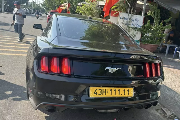 Một chiếc xe Ford Mustang màu đen, sản xuất 2015, đăng ký lần đầu năm 2018 sau vài ngày rao bán với mức giá hơn 1,2 tỷ đồng, đã nhanh chóng tìm thấy người mua mới. Sau đó, vị chủ nhân đã yêu cầu đơn vị bán xe Ford Mustang lắp biển ngũ quý 1 (43H-111.11).