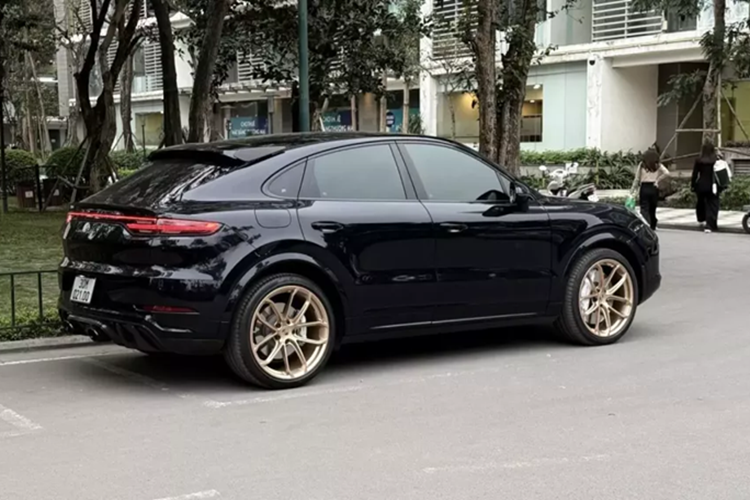 Nhờ đó, chiếc xe Porsche Cayenne Turbo có thể dễ dàng tăng tốc từ vị trí xuất phát lên 96 km/h trong 3,7 giây trước khi đạt vận tốc tối đa 286 km/h.