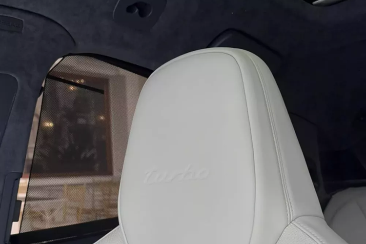 Nằm bên dưới nắp capô của chiếc SUV hạng sang Porsche Cayenne Turbo thuộc sở hữu doanh nhân Hà Nội sẽ là khối động cơ xăng V8, tăng áp kép, dung tích 4.0 lít, sản sinh công suất tối đa 541 mã lực và mô-men xoắn cực đại 768 Nm.