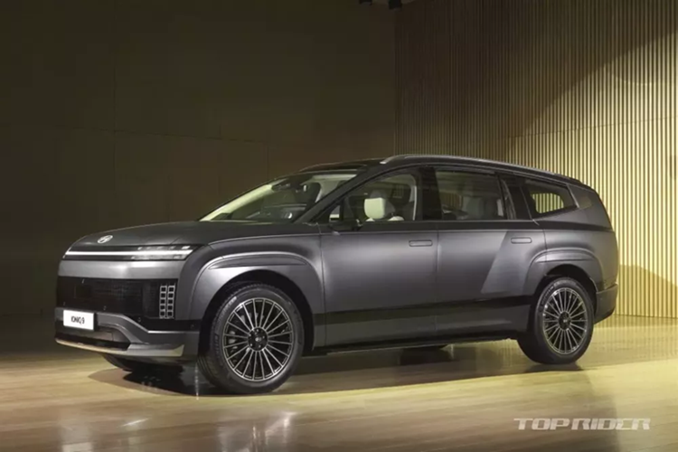  Hyundai Ioniq 9 2025 mới là mẫu SUV điện cỡ lớn đã lần đầu tiên ra mắt tại thị trường Hàn Quốc vào hồi tháng 11/2024. Mới đây, xe mới được công bố giá bán ở thị trường nội địa. Theo đó, mức giá xe Hyundai Ioniq 9 được mở bán tại Hàn Quốc từ 67,15 - 79,41 triệu Won (khoảng 1,18 - 1,39 tỷ đồng).