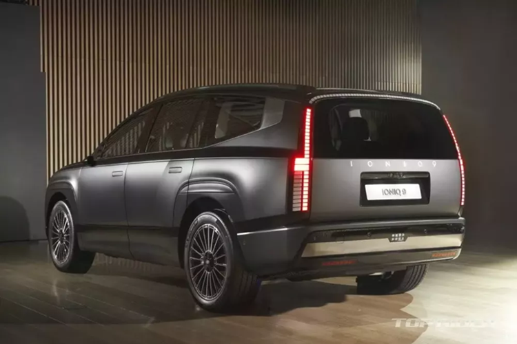 Trong khi đó, khu vực đầu xe lại được thiết kế tròn trịa. Hệ thống đèn cũng là điểm nhấn của mẫu SUV điện cỡ lớn này. Trong đó, dải đèn LED định vị ban ngày và đèn hậu của xe đều được thiết kế dạng điểm ảnh Parametric Pixels. Đặt dọc bên dưới đèn LED định vị ban ngày là cụm đèn pha chính của xe.